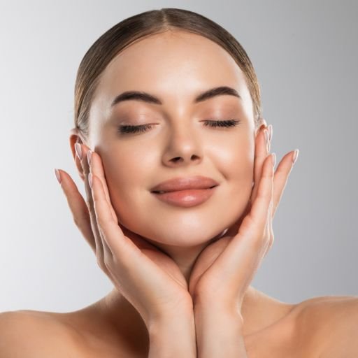 Rosto feminino de olhos fechados, com as mãos apoiadas no queixo
